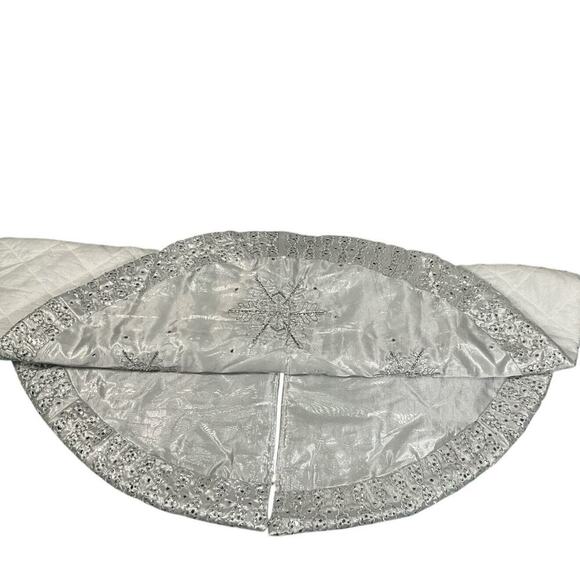 Santas Best Tree Skirt Silver Beautiful Snowflake Detailing Made in India - Picture 12 of 16